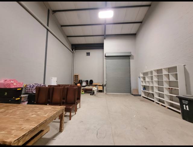 302M² WAREHOUSE TO LET IN STIKLAND INDUSTRIAL